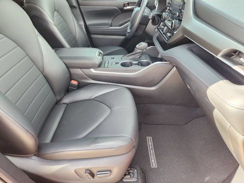 Used 2021 Toyota Highlander XLE FWD image 17