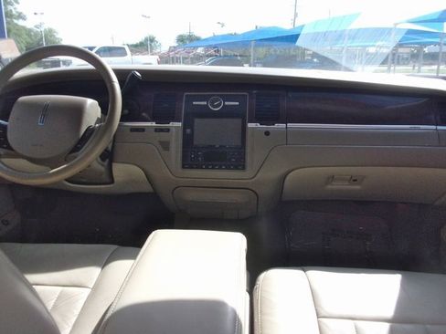 Used 2006 Lincoln Town Car Executive L image 13