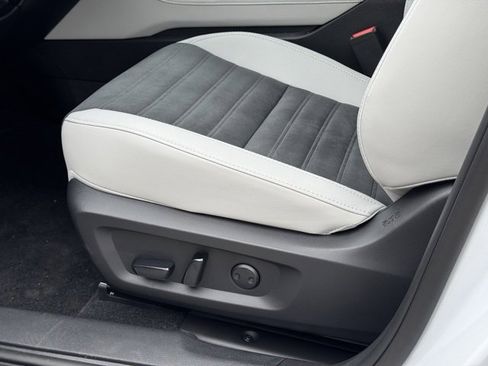 New 2025 Mitsubishi Outlander SE image 19