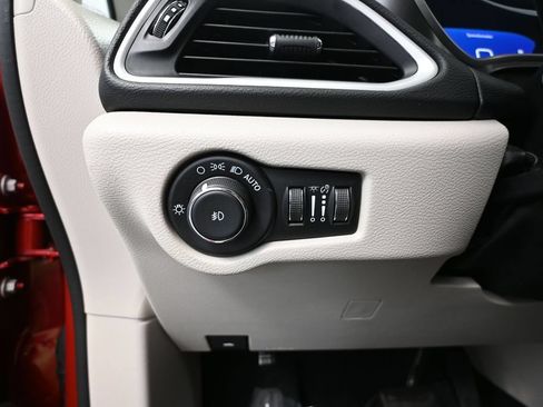 Used 2024 Chrysler Pacifica Touring-L FWD image 30