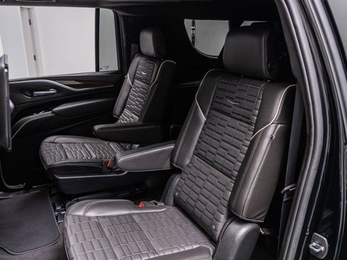 Used 2023 Cadillac Escalade ESV Premium Luxury Platinum AWD/4WD image 16