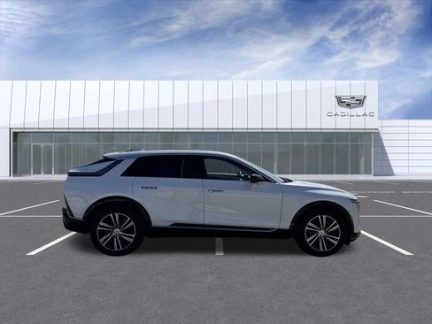 Certified 2025 Cadillac Lyriq Luxury AWD/4WD image 2