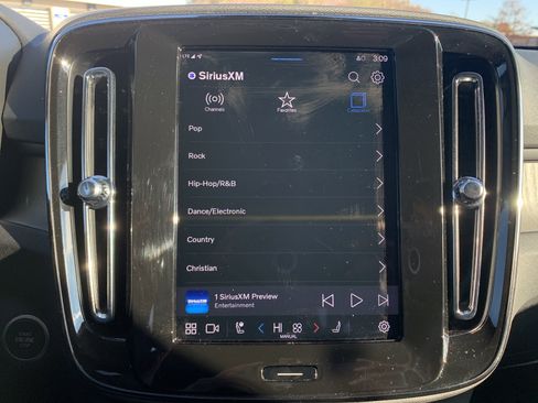 Used 2025 Volvo XC40 B5 Core image 23