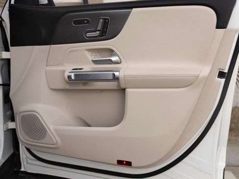 Used 2022 Mercedes-Benz GLB 250 image 24