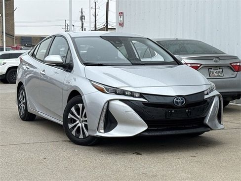 Used 2022 Toyota Prius Prime XLE image 2
