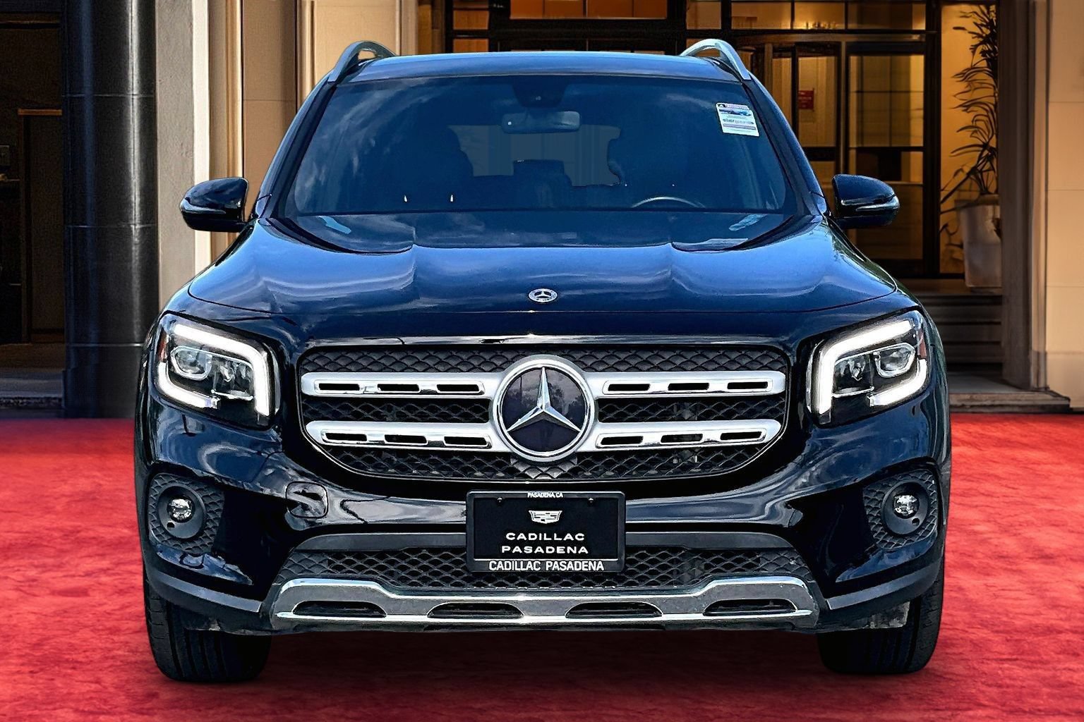 Used 2023 Mercedes-Benz GLB 250 4MATIC w/ Premium Package image 3