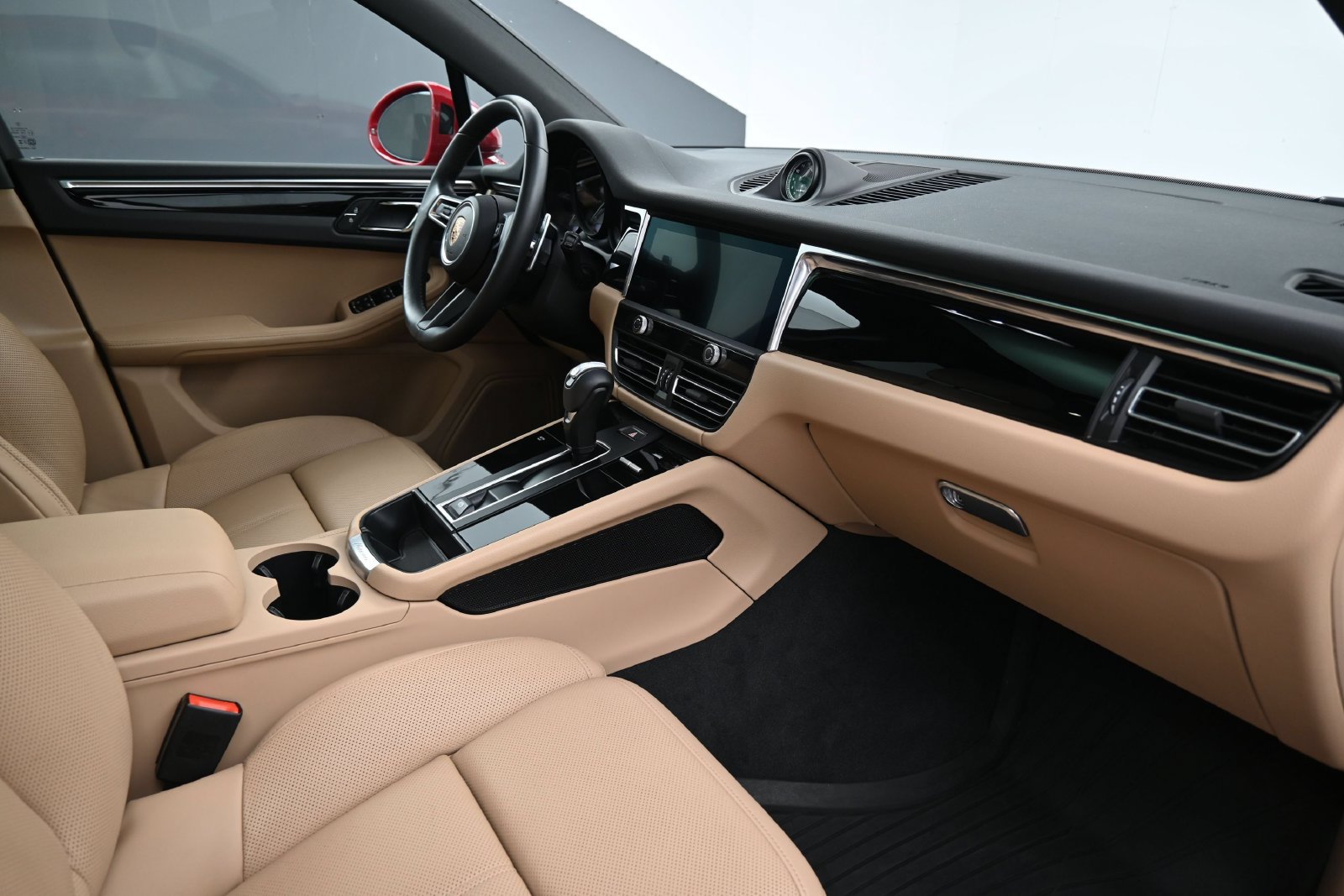 Certified 2025 Porsche Macan AWD/4WD image 14