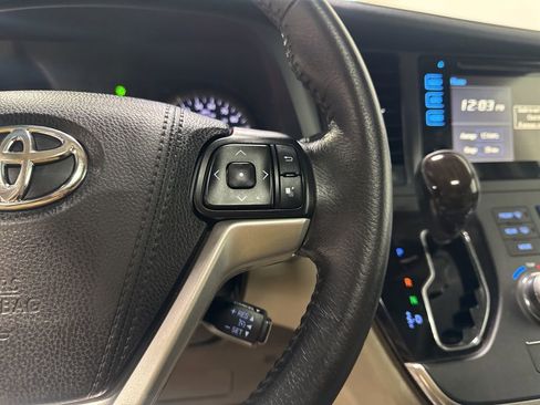 Used 2017 Toyota Sienna XLE Premium FWD image 11