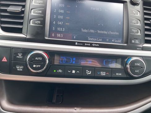 Used 2017 Toyota Highlander XLE FWD image 18