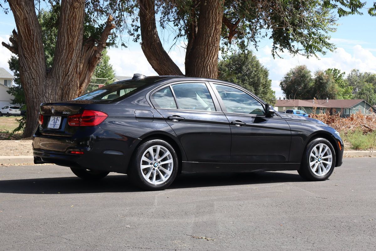 Used 2017 BMW 320i xDrive Sedan AWD/4WD image 5
