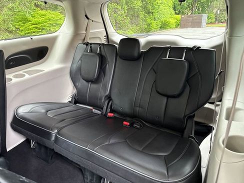 Used 2018 Chrysler Pacifica Limited w/ Advanced Safetytec Group FWD image 32