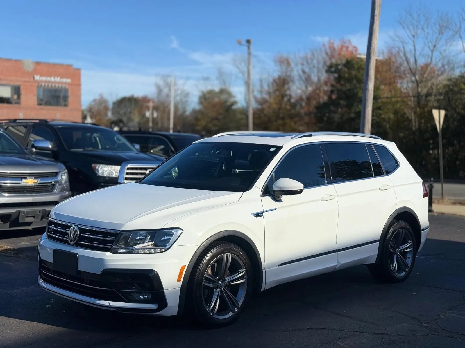 Used 2018 Volkswagen Tiguan SEL w/ R-Line Package AWD/4WD image 4