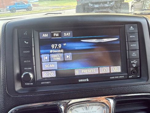 Used 2015 Chrysler Town & Country Touring FWD image 34