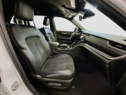 Used 2023 Jeep Grand Cherokee Altitude image 32