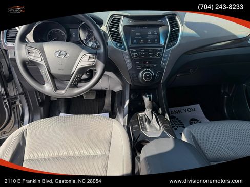 Used 2017 Hyundai Santa Fe SE image 18
