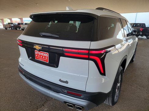 Used 2025 Chevrolet Traverse LT FWD image 9