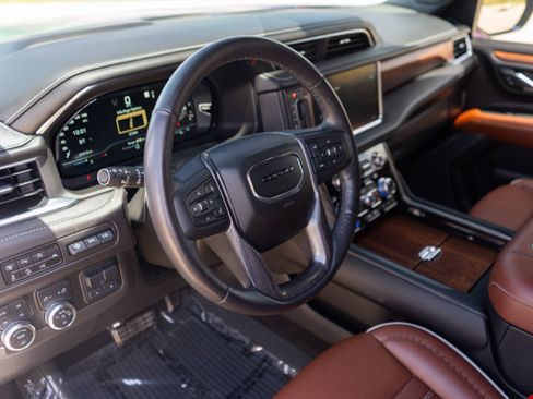 Used 2023 GMC Yukon XL Denali Ultimate AWD/4WD image 8
