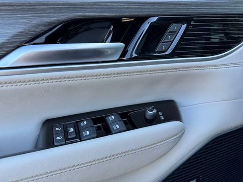 Used 2024 Jeep Wagoneer Series II w/ Flexible Seating Group image 5