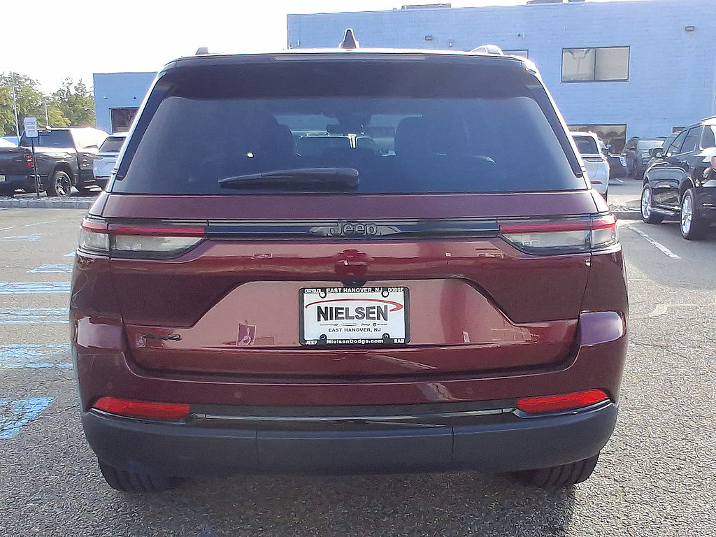 Used 2025 Jeep Grand Cherokee Altitude AWD/4WD image 29