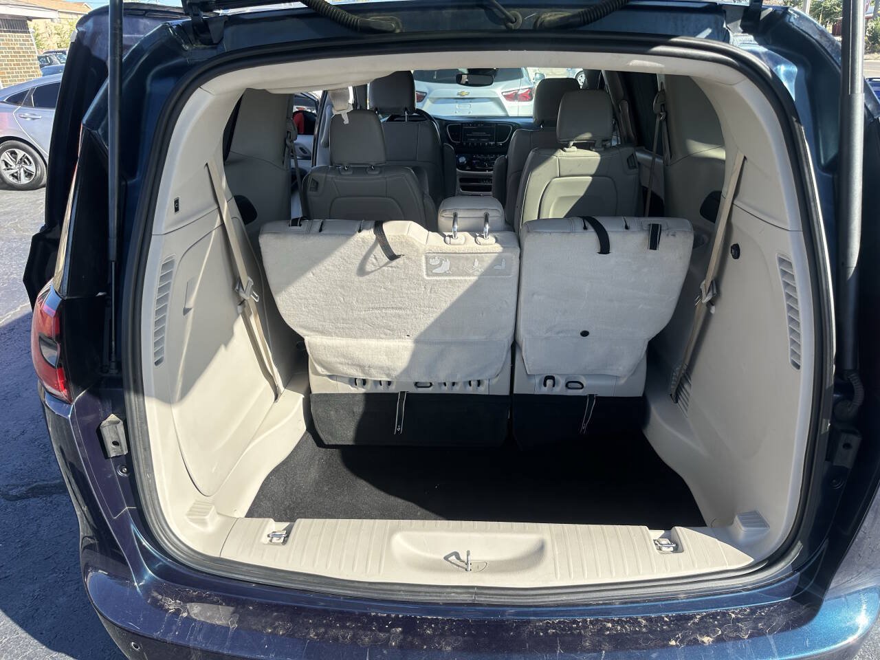 Used 2021 Chrysler Pacifica Touring-L FWD image 17
