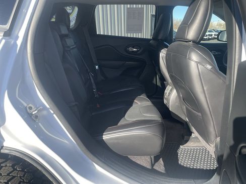 Used 2019 Jeep Cherokee Trailhawk image 16