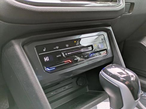 Used 2024 Volkswagen Tiguan SE image 14