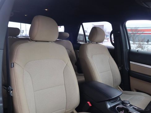 Used 2017 Ford Explorer XLT image 38