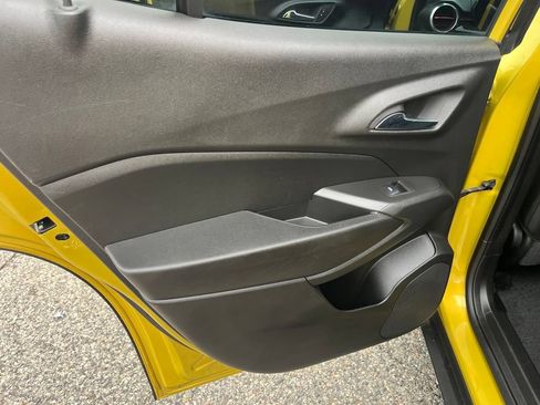 Used 2024 Chevrolet Trax RS w/ Sunroof Package FWD image 37