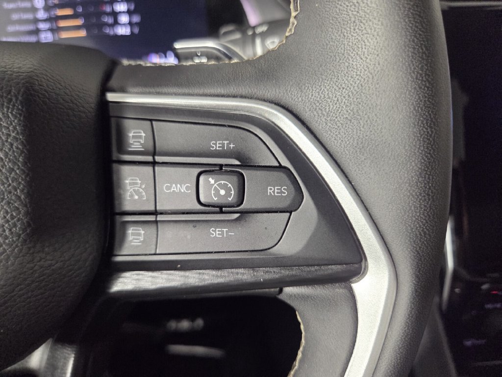 Used 2025 Jeep Grand Cherokee Altitude AWD/4WD image 17