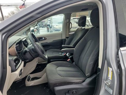 Used 2017 Chrysler Pacifica Touring image 10
