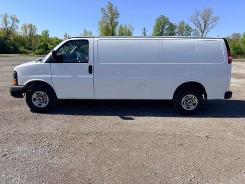 Used 2017 GMC Savana 3500 Extended RWD image 4