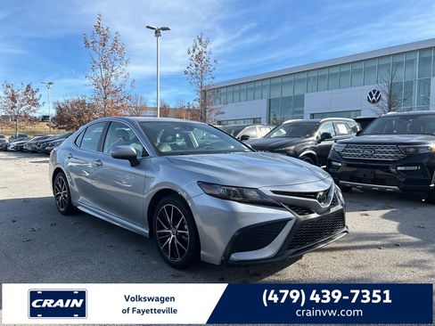 Used 2024 Toyota Camry SE image 1