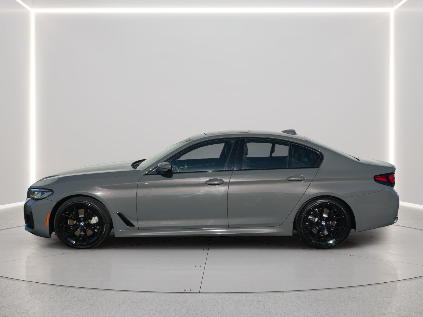 Used 2021 BMW 530i xDrive w/ M Sport Package AWD/4WD image 2
