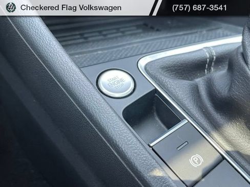 Used 2025 Volkswagen Jetta SE FWD image 40