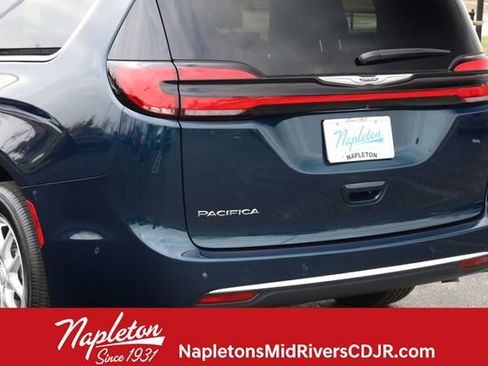 Used 2025 Chrysler Pacifica Select image 6