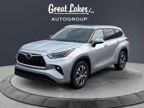 Used 2021 Toyota Highlander XLE AWD/4WD image 1