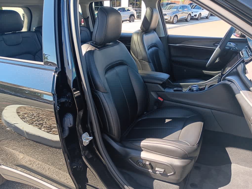 Used 2023 Jeep Grand Cherokee 4WD 4xe image 23