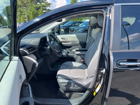 Used 2021 Toyota Sienna XLE FWD image 26