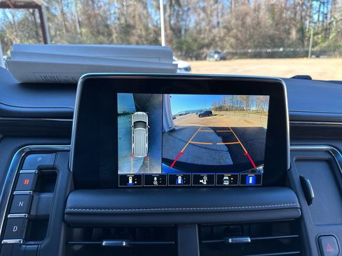 Used 2023 GMC Yukon SLT w/ SLT Premium Package image 16