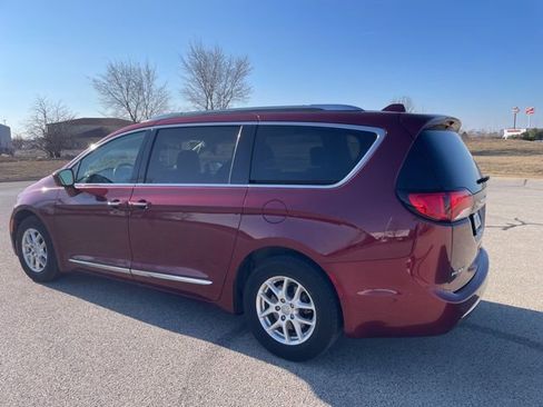 Used 2020 Chrysler Pacifica Touring-L w/ Advanced Safetytec Group image 4