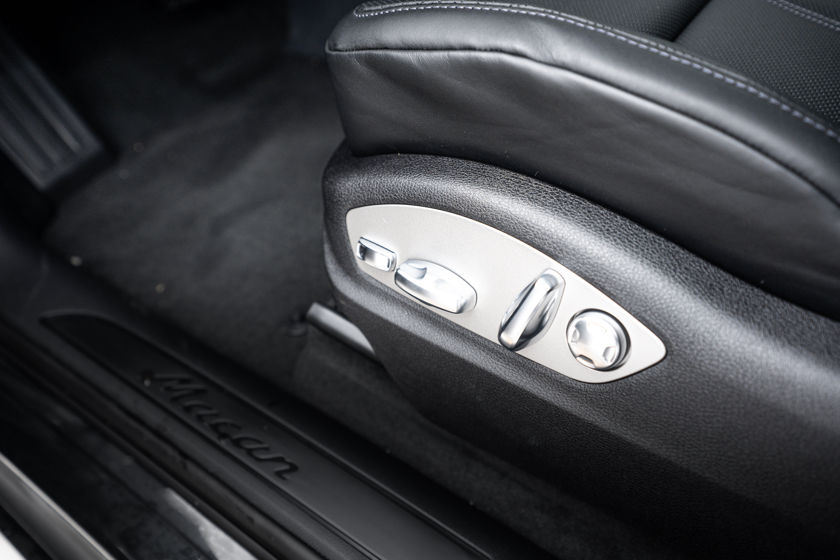 Certified 2026 Porsche Macan AWD/4WD image 19