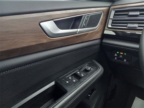 Used 2025 Volkswagen Atlas SE image 26