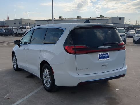 Used 2023 Chrysler Pacifica Touring-L image 6