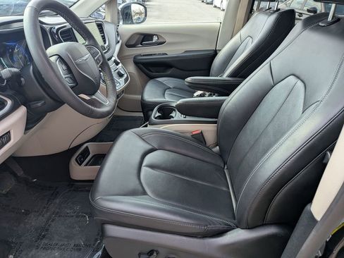 Used 2024 Chrysler Pacifica Touring-L image 22