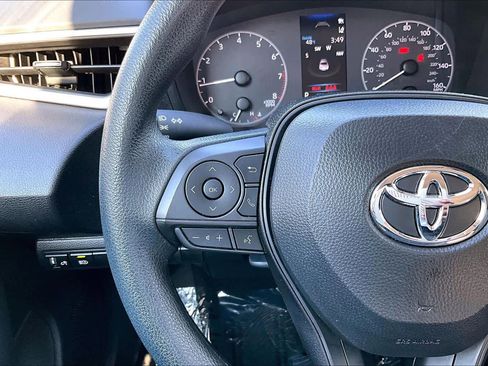 Used 2025 Toyota Corolla LE image 23