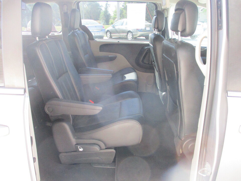 Used 2015 Chrysler Town & Country Touring FWD image 20