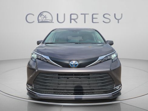 Certified 2024 Toyota Sienna XLE FWD image 8