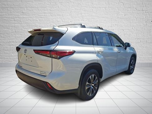Used 2021 Toyota Highlander XLE AWD/4WD image 6
