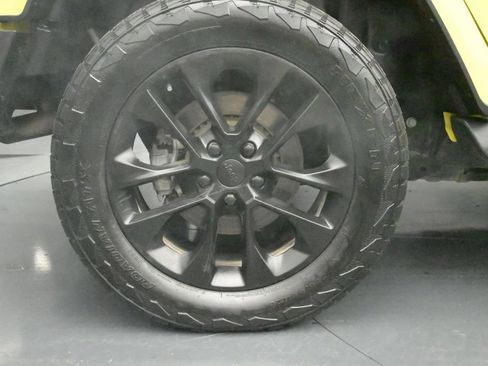 Used 2023 Jeep Wrangler Unlimited Sahara w/ Cold Weather Group AWD/4WD image 15