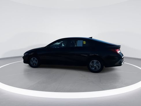 Used 2025 Hyundai Elantra SE image 4